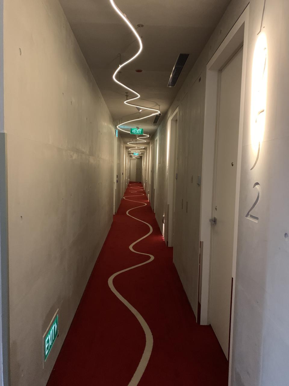 ▲游詩璟分享，自己最後才知道原來新加坡M  Social酒店地板彎曲的路線是給機器人走的。