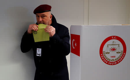 Turkish voters living in Germany cast their ballots on the constitutional referendum at the Turkish consulate in Berlin, Germany, March 27, 2017. REUTERS/Fabrizio Bensch