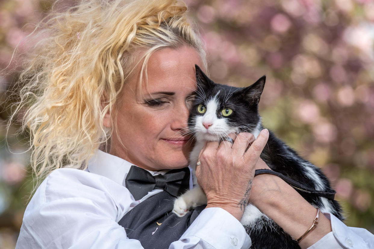 Deborah Hodge tied the knot with her cat India. (SWNS)