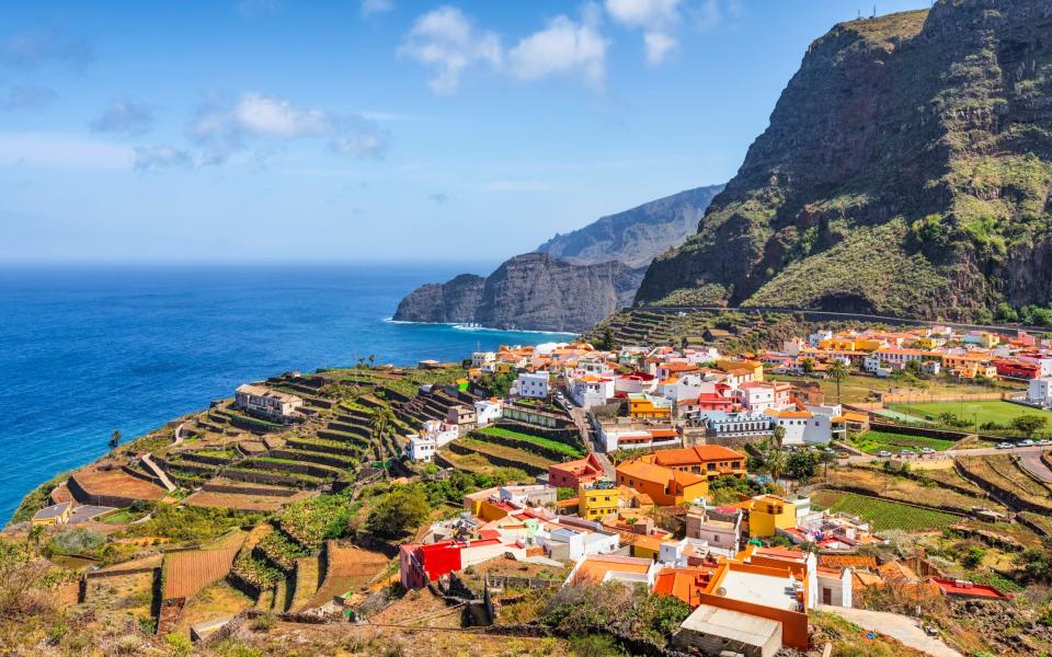 La Gomera, όπου τα καταπράσινα δάση, τα εντυπωσιακά φαράγγια, οι φυτείες μπανανών και οι λόφοι καλυμμένοι με μάνγκο, παπάγια και πορτοκαλιές σε κάνουν να νιώθεις σαν να έχεις ταξιδέψει στην άλλη άκρη του κόσμου