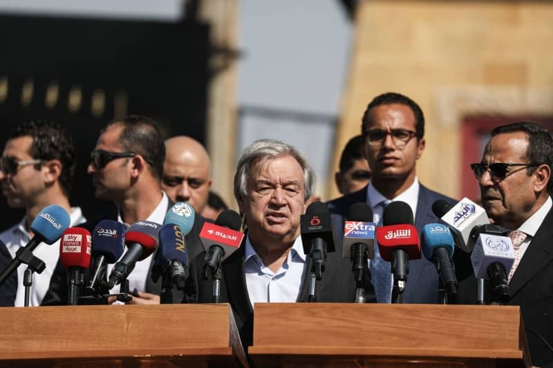 United Nations Secretary-General Antonio Guterres (C) speaks during a press conference at the Rafah border crossing between Egypt and the Gaza Strip. Gehad Hamdy/dpa