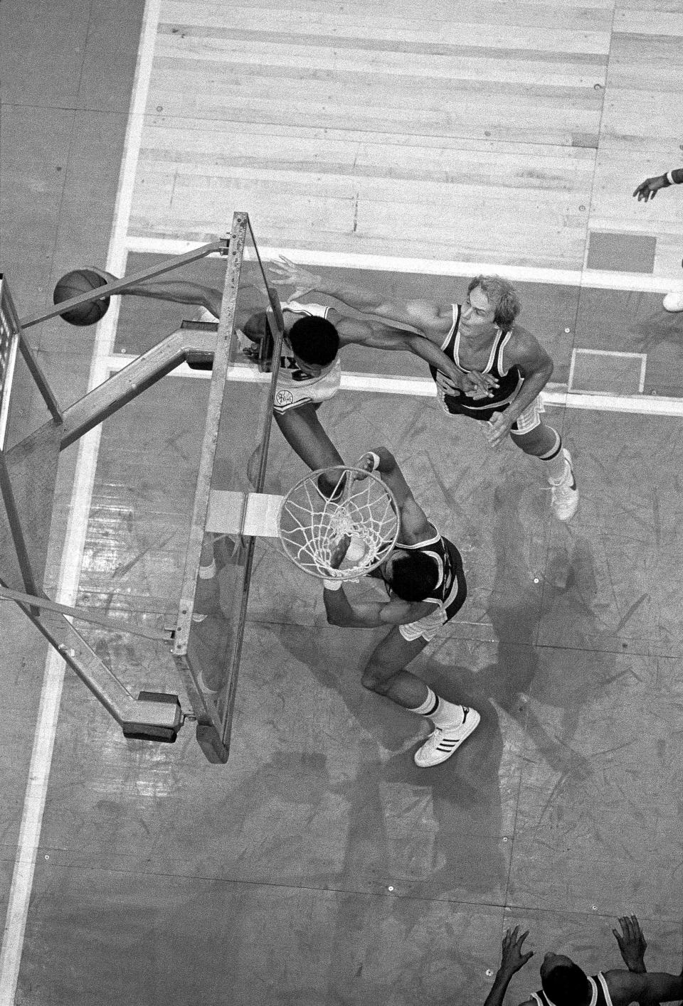 PHILADELPHIA - MAY 11: Julius Erving #6 of the Philadelphia 76ers drives to the basket in what becomes known as 'The Move' against Mark Landsberger #54 and Kareem Abdul-Jabbar #33 of the Los Angeles Lakers during game 4 of the NBA Finals on May 11 of the 1980 NBA Finals at The Spectrum in Philadelphia, Pennsylvania.  NOTE TO USER: User expressly acknowledges  and agrees that, by downloading and or using this  photograph, User is consenting to the terms and conditions of the Getty Images License Agreement. (Photo by Jim Cummins/ NBAE/ Getty Images)