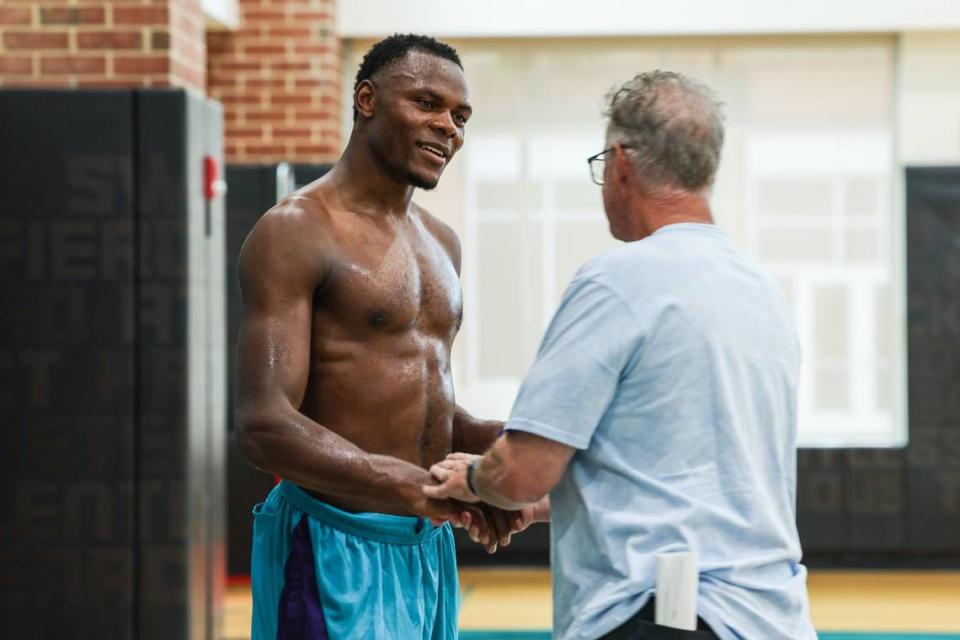 Kentucky’s Oscar Tshiebwe, left, speaks with assistant general manager Buzz Peterson after a pre-draft workout with the Hornets on Wednesday, May 31, 2023 at the Spectrum Center.