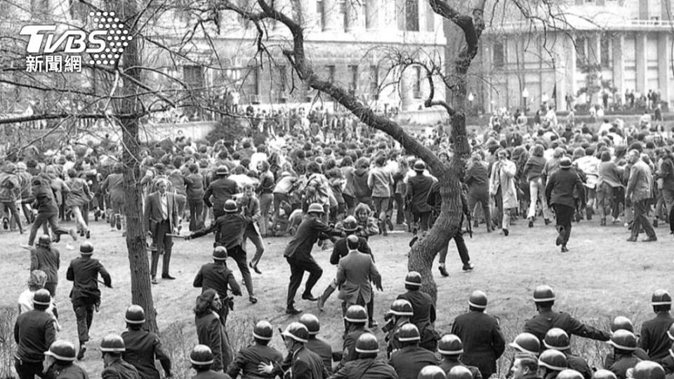 哥倫比亞大學學生1972年4月在校內反戰示威。（圖／達志影像美聯社）