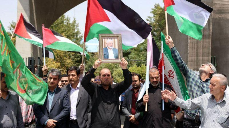 Iraníes con banderas palestinas e iraníes