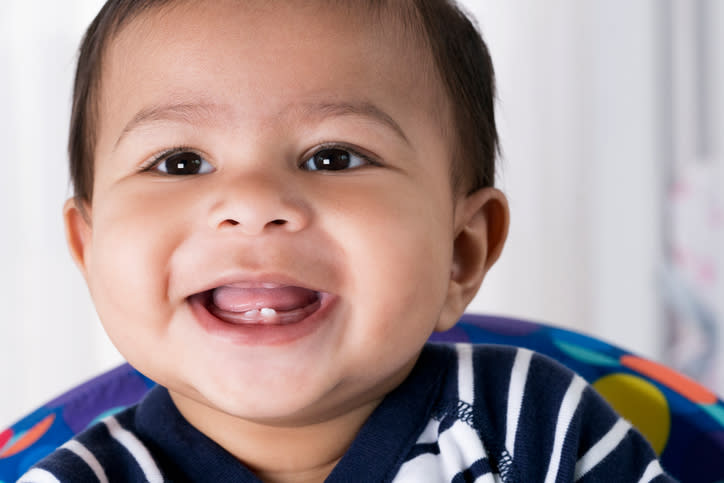 A los primeros dientes que les salen a los niños se los conoce como dientes de leche. Foto: Ariel Skelley/Getty Images