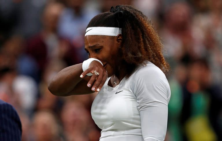 El desconsuelo de Serena Williams; la legendaria estadounidense debió abandonar Wimbledon por una lesión