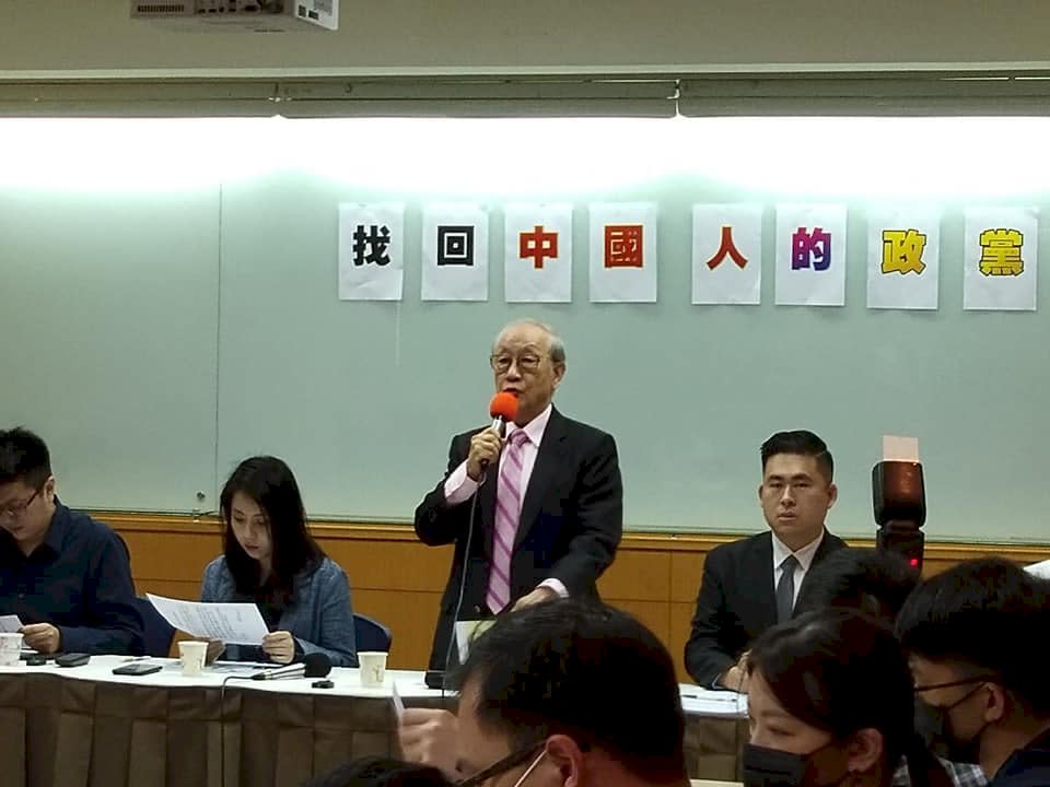 不滿新黨接受台北市議員李慶元回到新黨，新黨榮譽主席郁慕明宣布退回榮譽主席證書。（王韋婷攝）