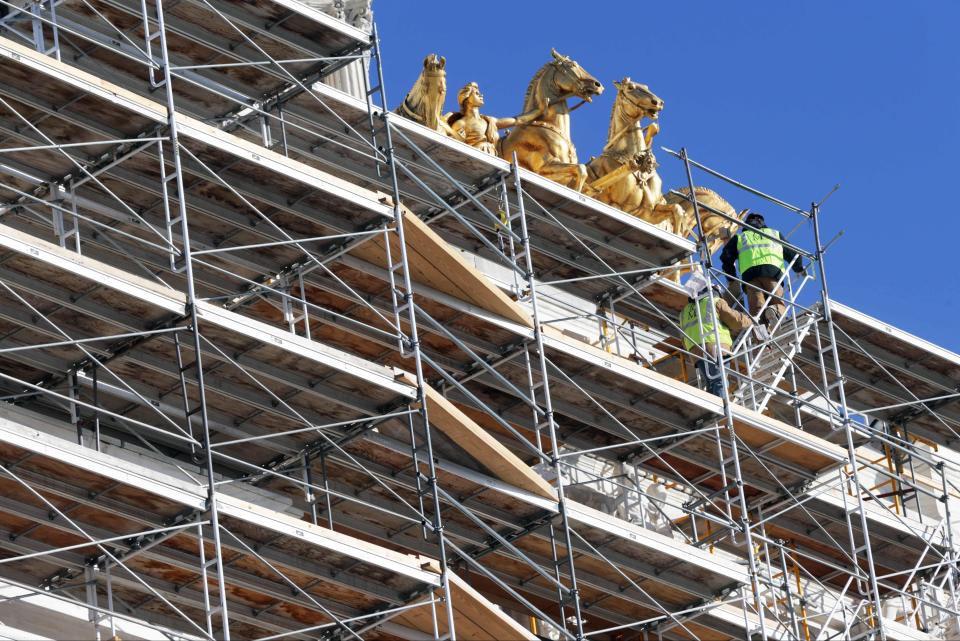Los trabajos de obrero pueden pagar muy bien (AP Photo/Jim Mone, File)