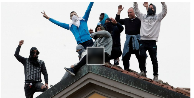 義大利示威囚犯登上監獄屋頂。（網路截圖：ABC）