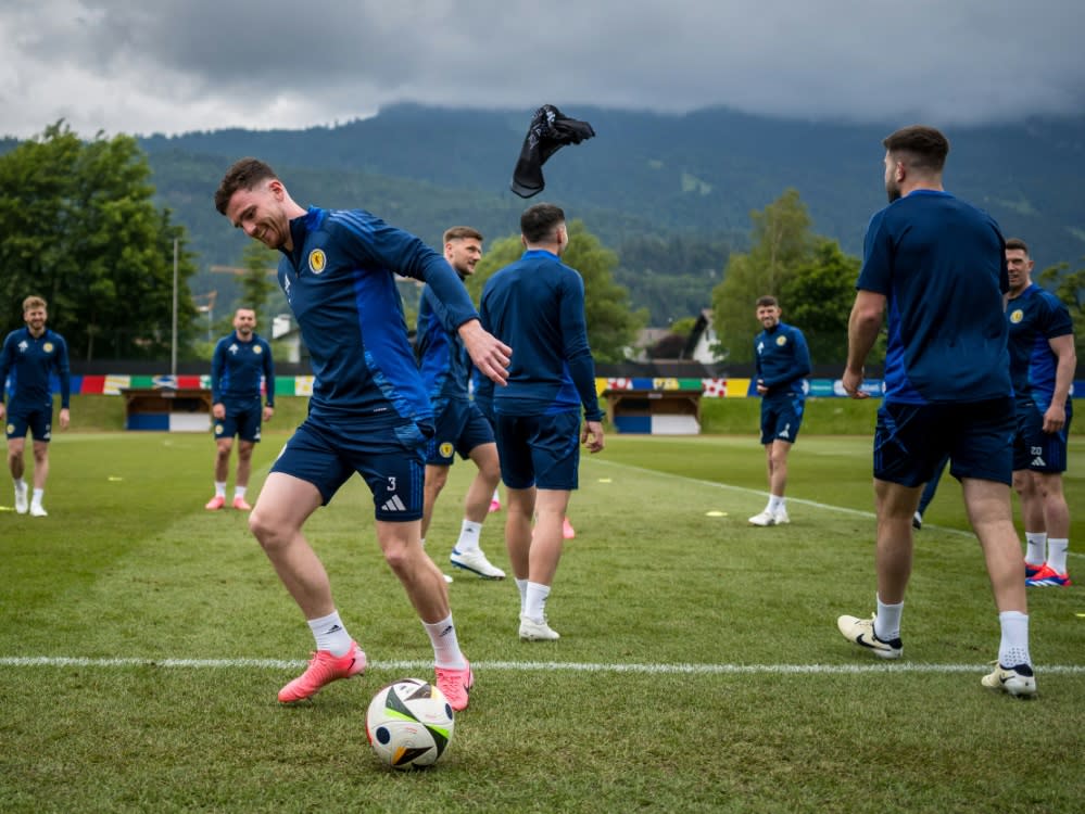 Andy Robertson beim Training (FABRICE COFFRINI)