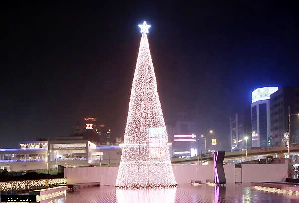 位於海洋廣場的節能減碳聖誕樹，是另類港邊聖誕燈塔，將點亮到元月二日，持續照亮城市角落，讓「愛與溫暖」從台灣頭展開。（記者王世明攝）