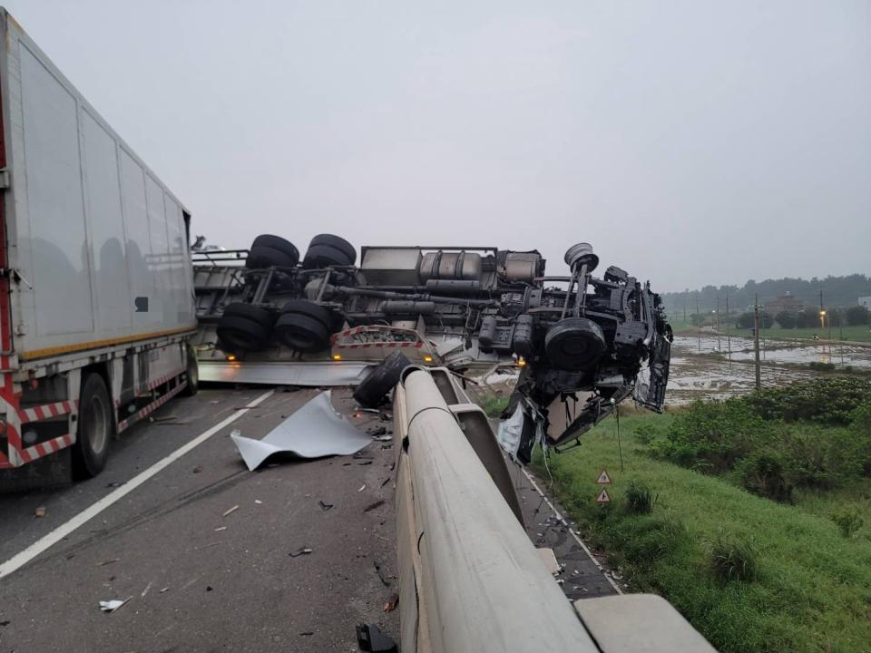 聯結車懸在高架橋上護欄。民眾提供