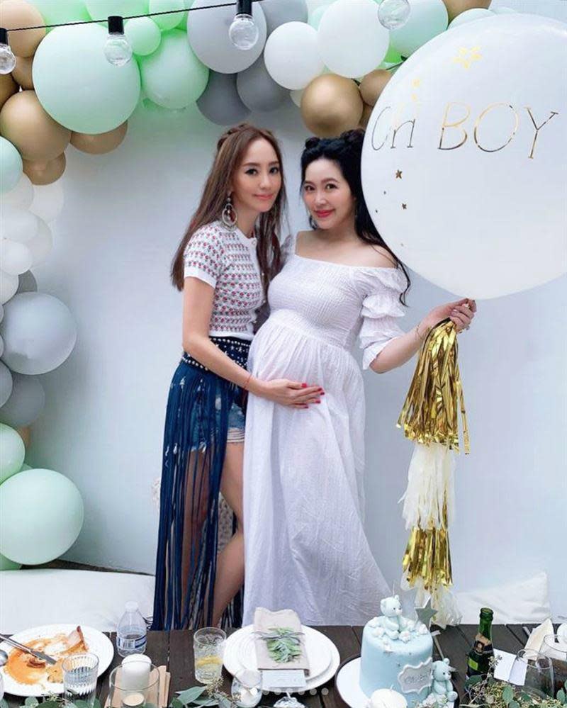 廖曉喬（右）的「Baby Shower」派對邀來關穎（左）等好友，蛋糕和氣球上的「Oh Boy!」字樣公開了寶寶的性別。（翻攝自廖曉喬IG）