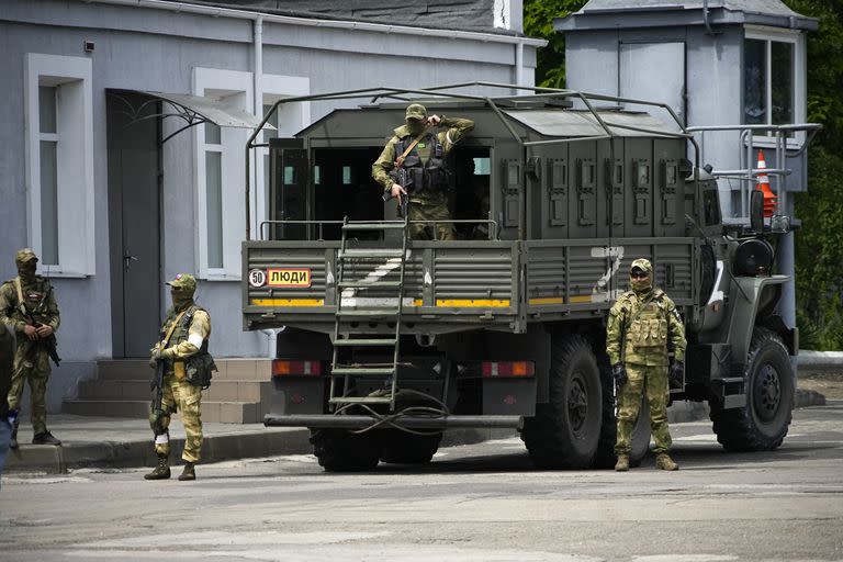 Soldados rusos montan guardia durante una visita de periodistas internacionales en Kherson