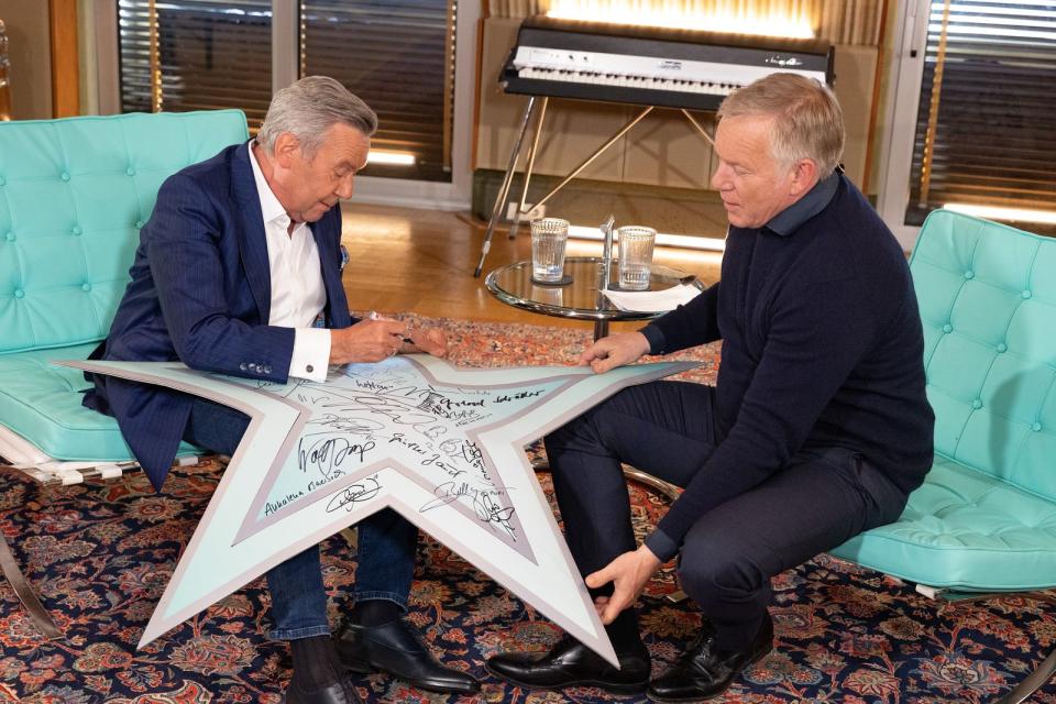 Johannes B. Kerner (rechts) empfing Roland Kaiser zum Interview im Berliner Hansahof. (Bild: MagentaTV / Manfred Vogel)