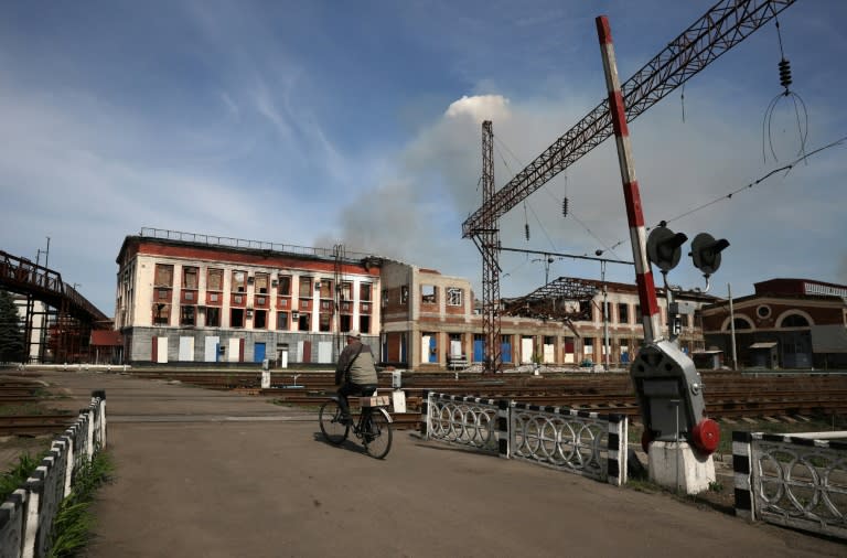 La gare de Lyman détruite par une frappe russe, le 13 avril 2024 dans l'est de l'Ukraine (Anatolii STEPANOV)