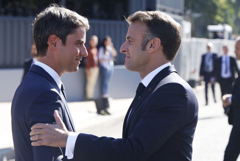 Gabriel Attal y Emmanuel Macron, en París. (Ludovic MARIN / POOL / AFP)