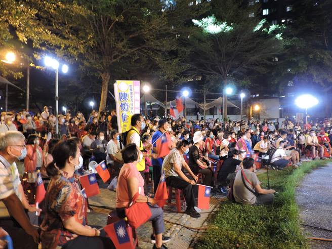 國民黨高雄市長參選人柯志恩於今日晚間，在前鎮盛興公園舉辦「廟口金能講」，現場湧入不少支持者。（洪靖宜攝）