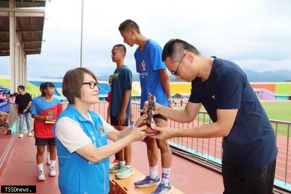 苗栗縣全民運動會閉幕副縣長鄧桂菊頒獎表揚優勝選手。（記者江乾松攝）