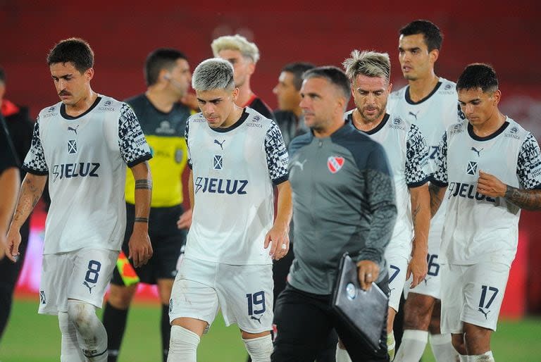 La salida de Independiente, después de un partido tumultuoso