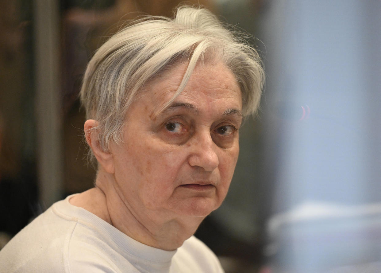 Monique Olivier, ex-femme du tueur en série Michel Fourniret, assise dans la salle d’audience lors de son procès à la cour d’assises de Nanterre, en banlieue parisienne, le 28 novembre 2023. 