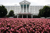 <b>Greenbrier Resort, USA</b><br><br> Nobel geht die Welt zu Grunde, heißt es in West Virginia: Zur Zeit des Kalten Krieges, im Jahr 1958, baute die US-Regierung unter dem Luxushotel einen Nuklear-Bunker. 1.100 Betten, ein Krankenhaus und eine Dekontaminations-Dusche gehören zur lebensrettenden Ausstattung. Das Projekt wurde 1992 eingestellt, heute steht der Bunker unter der Erde Touristen zur Besichtigung offen. Darüber vergnügen sich die Gäste des Hotels auf dem perfekt gepflegten Golfplatz und im Wellnessbereich. So entspannt kann das Ende kommen! (Foto: ddp)