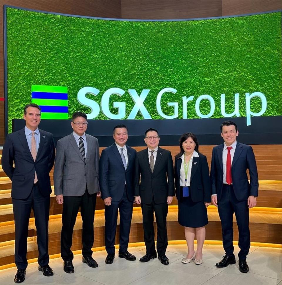 新加坡交易所（SGX）董事總經理Pol de Win、鴻海發言人巫俊毅、SGX總裁羅文才、台灣證交所董事長林修銘、鑽石投資總經理吳友梅、高盛研究主管張博凱（由左至右）等共同出席臺星AI與科技論壇。圖／證交所提供