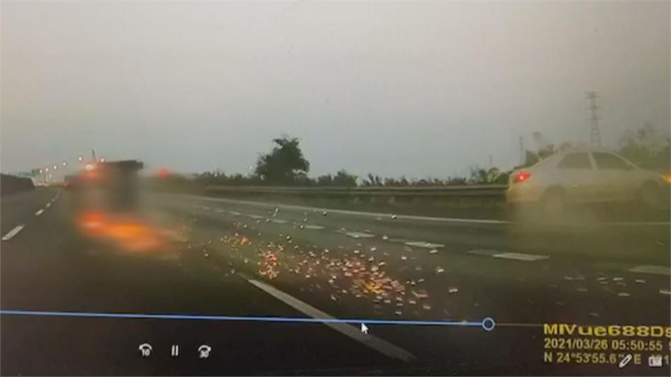 駕駛恍神追撞前車 翻車刮火花驚險一瞬間