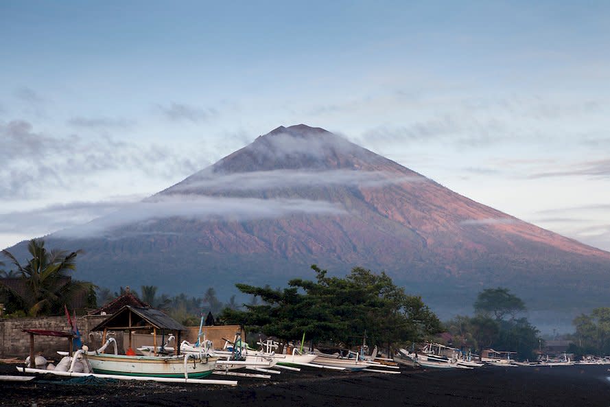 由於擔心印尼峇里島(Bali)這個渡假島上的火山突然爆發，數個國家已對當地發出旅遊警示，而印尼當局正加速疏散「危險區」(danger zone)內的數萬居民。（網路圖片）