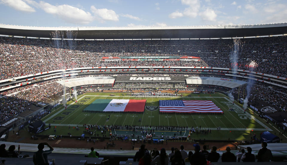 ARCHIVO - En esta foto del 19 de noviembre de 2017, las banderas de Estados Unidos y México desplegadas sobre la cancha del estadio Azteca previo a un partido de la NFL en Ciudad de México. (AP Foto/Dario López-Mills)