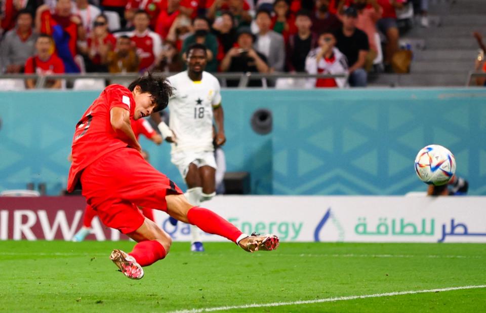 Soccer Football - FIFA World Cup Qatar 2022 - Group H - South Korea v Ghana - Education City Stadium, Al Rayyan, Qatar - November 28, 2022 South Korea's Cho Gue-sung scores their first goal REUTERS/Kim Hong-Ji