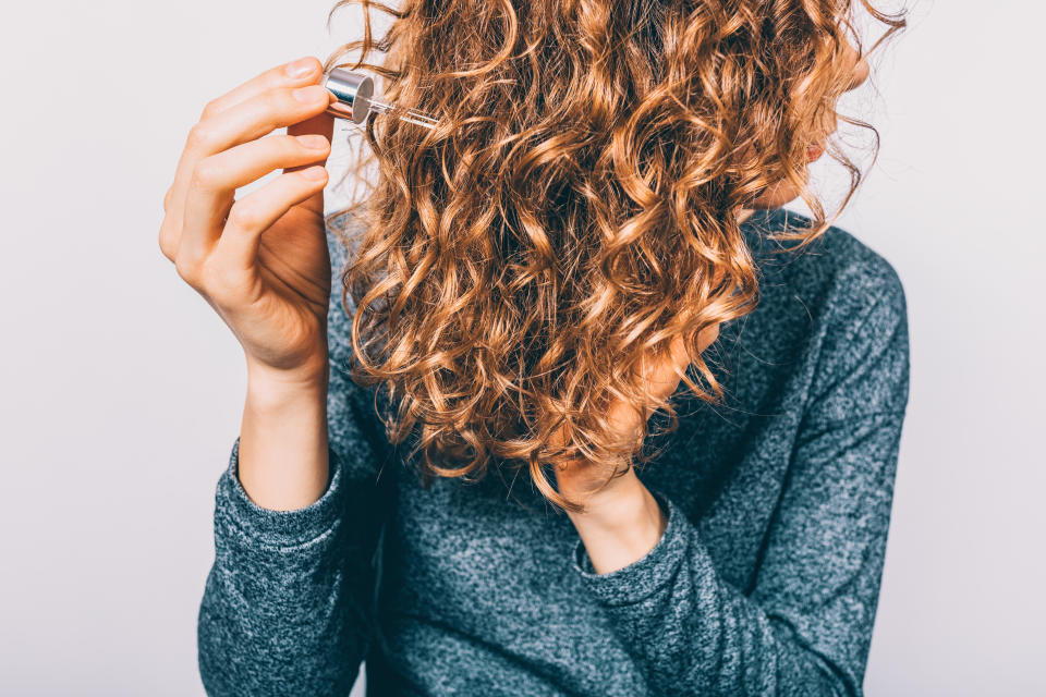 Para contrarrestar el frizz, es necesario aportar al cabello más hidratación, humectación y carga de lípidos que generen peso y oleosidad. (Getty Creative)