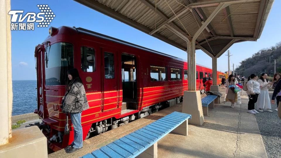 伊予灘物語觀光列車中間會暫停於部分車站。(圖／黃貞怡攝)