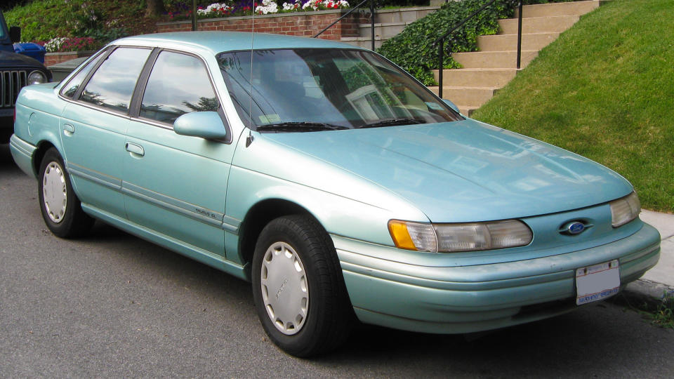 1994-1995 Ford Taurus GL sedan.