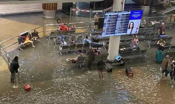 奧克蘭機場淹水。（圖／翻攝自推特）