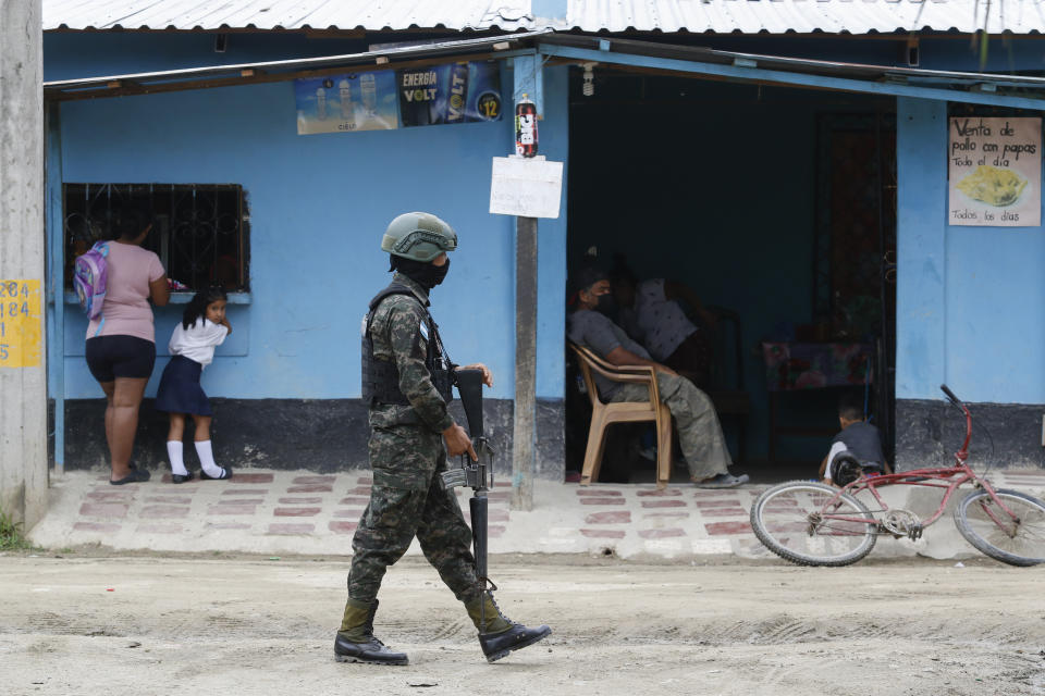 Un soldado patrulla el barrio Riviera Hernández en San Pedro Sula, Honduras, el martes 27 de junio de 2023. (AP Foto/Delmer Martínez)