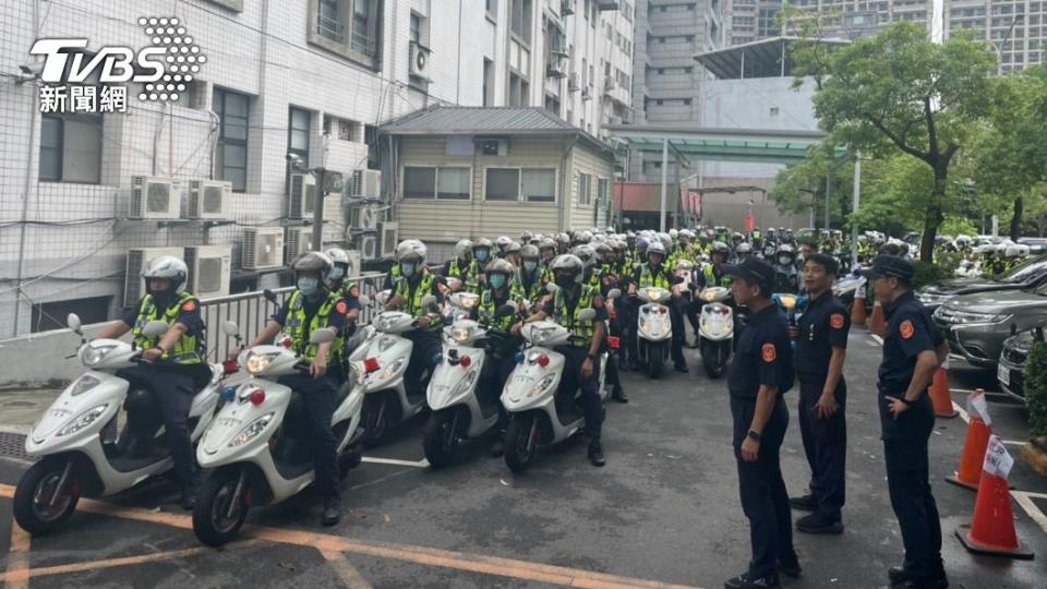 新莊地藏庵祈福遶行活動是年度盛事，警方動員大批警力維安。（圖／TVBS）