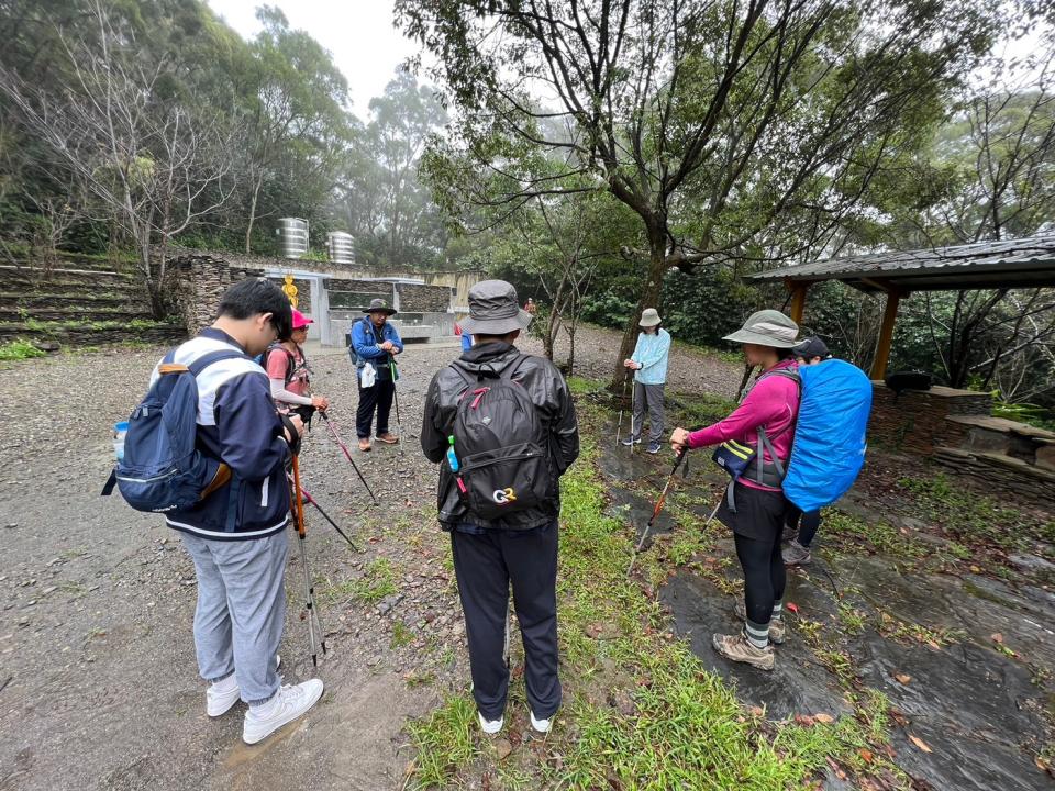 敬山儀式，細雨中依然堅定出發。