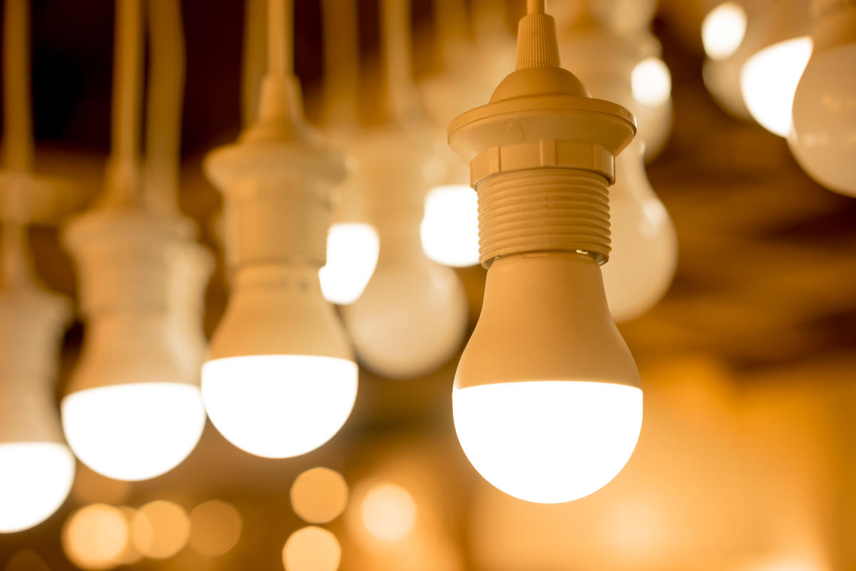 Ocho bombillas y lámparas LED recargables con energía solar para ahorrar en  la factura de la luz