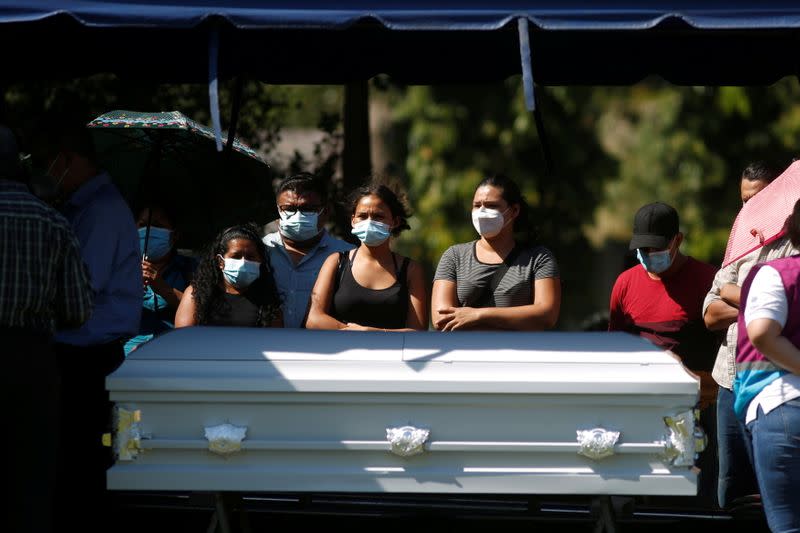 Funeral de Victoria Salazar en Sonsonate, quien murió luego de que fue sometida por la policía en México