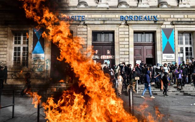 The demonstrators front of Bordeaux Victoire occupied university - UGO AMEZ/SIPA/Shutterstock