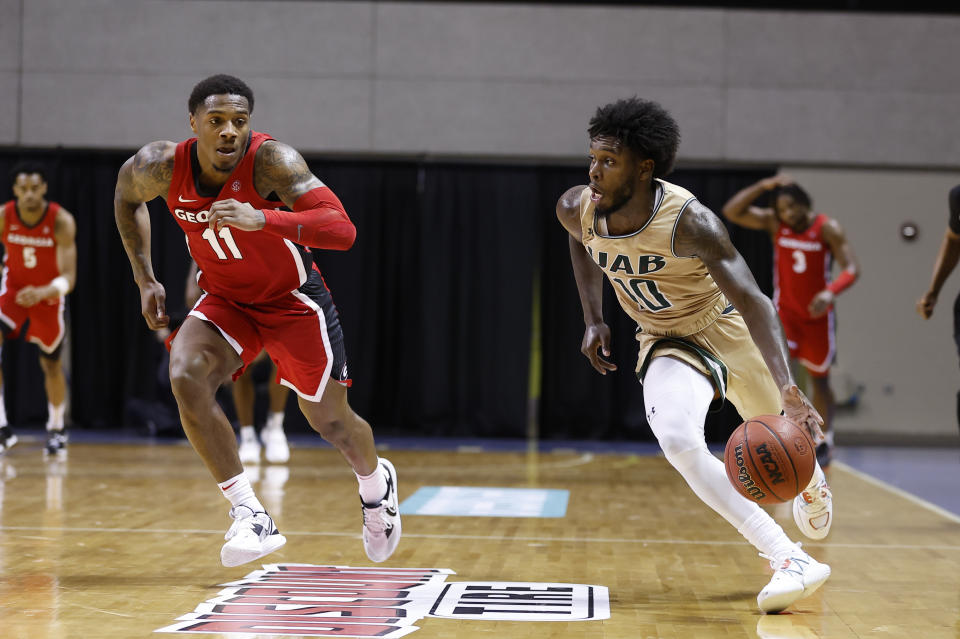 DAYTONA BEACH, FL - NOVEMBER 22: UAB Blazers guard Jordan Walker (10) dribbles during the game between the UAB Blazers and the Georgia Bulldogs in the Sunshine Slam on November 22, 2022 at the Ocean Center in Daytona Beach, Fl. (Photo by David Rosenblum/Icon Sportswire via Getty Images)