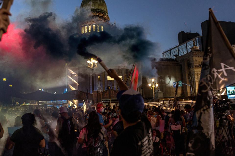 Opositores del aborto afuera del Congreso de la Nación en Buenos Aires en diciembre. (Sarah Pabst/The New York Times)