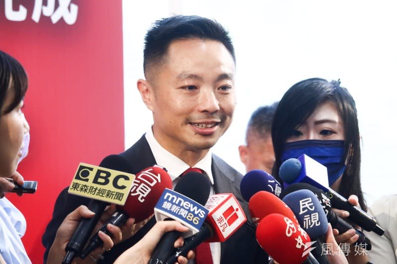 <cite>星展銀行舉辦市府分行揭幕暨整併完成記者會，圖為台灣總經理黃思翰受訪。（蔡親傑攝）</cite>