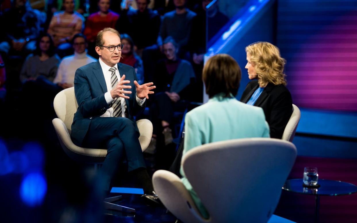 Steffi Lemke (rechts) und Alexander Dobrindt stritten bei Sandra Maischberger unter anderem über das neue Bezahlkartengesetz. (Bild: WDR / Thomas Kierok)