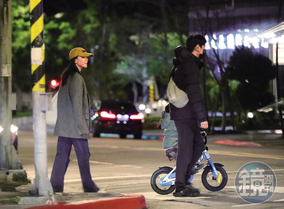 19：21，女兒騎車要穿越馬路時，趙又廷直接緊抓在身邊，高圓圓在後面緊盯車況。