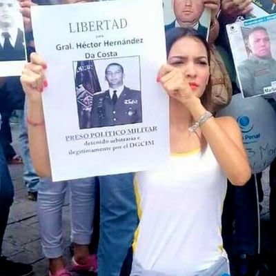 Loredana Hernández sostiene un cartel donde pide la libertad de su padre. Imagen: redes sociales