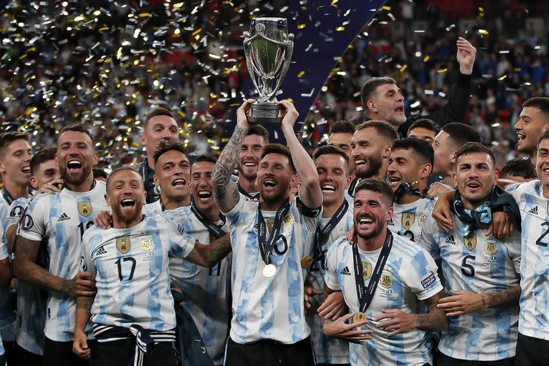 Lionel Messi levanta la Copa en la Finalissima ante Italia, tras el triunfo por 3-0; fue el 1° de junio de 2022