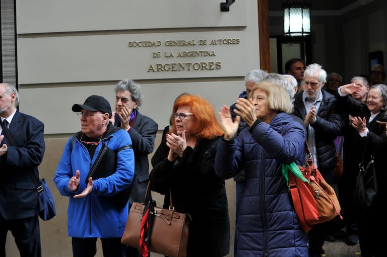 La actriz Constanza Maral, amigos, allegados y familiares de Cossa lo despidieron con un último aplauso